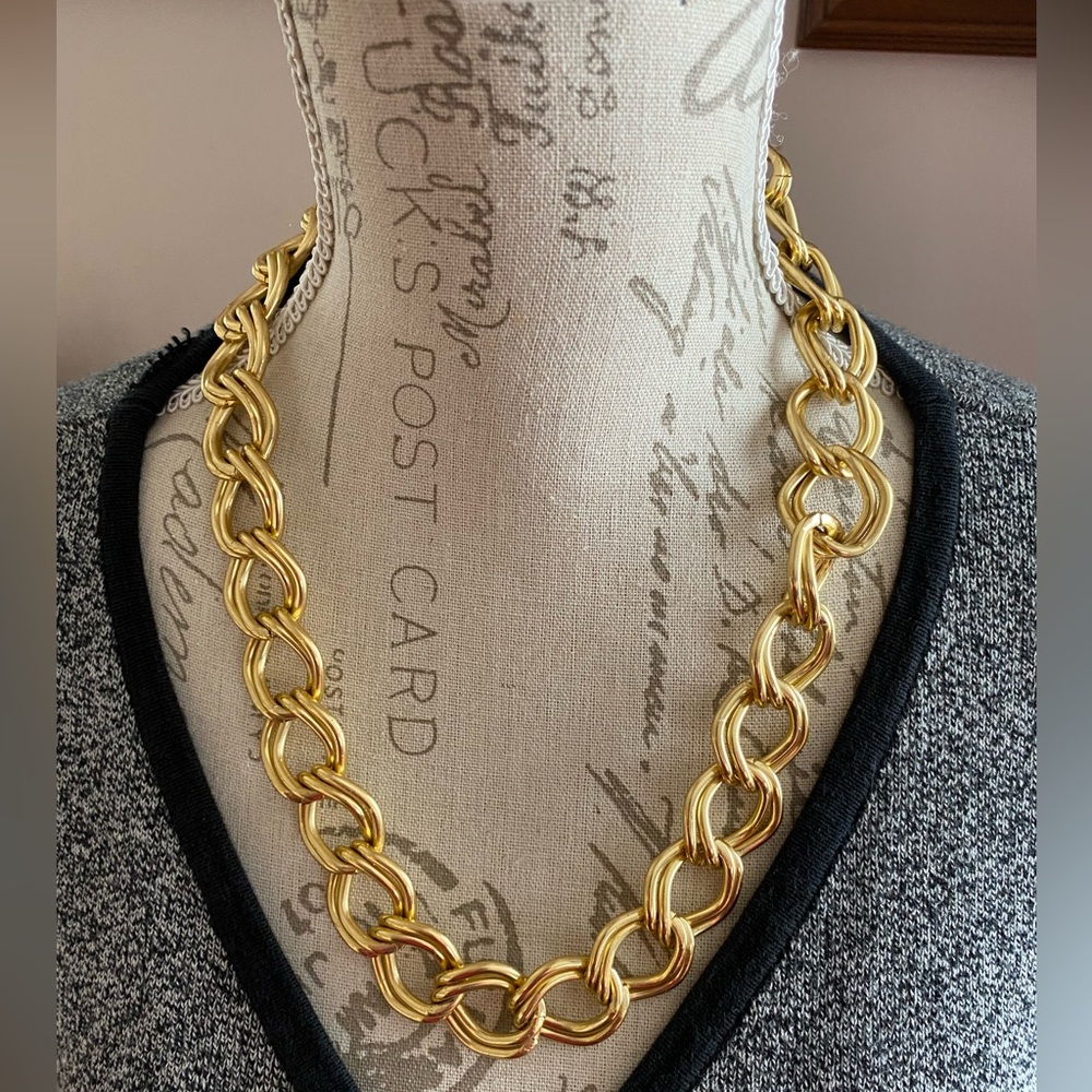 Beautiful gold tone necklace